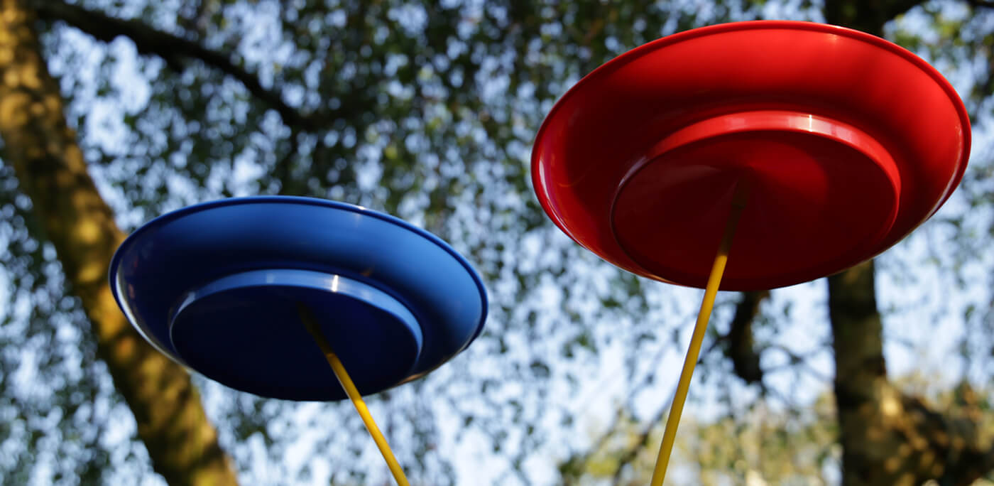 Spinning red and blue plates